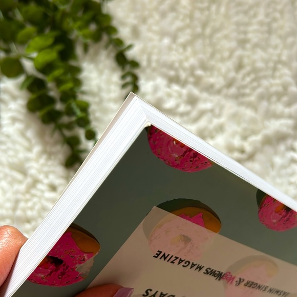 The VegNews Guide To Being A Fabulous Vegan by Jasmine Singer & VegNews Magazine - Picture 3 of 5